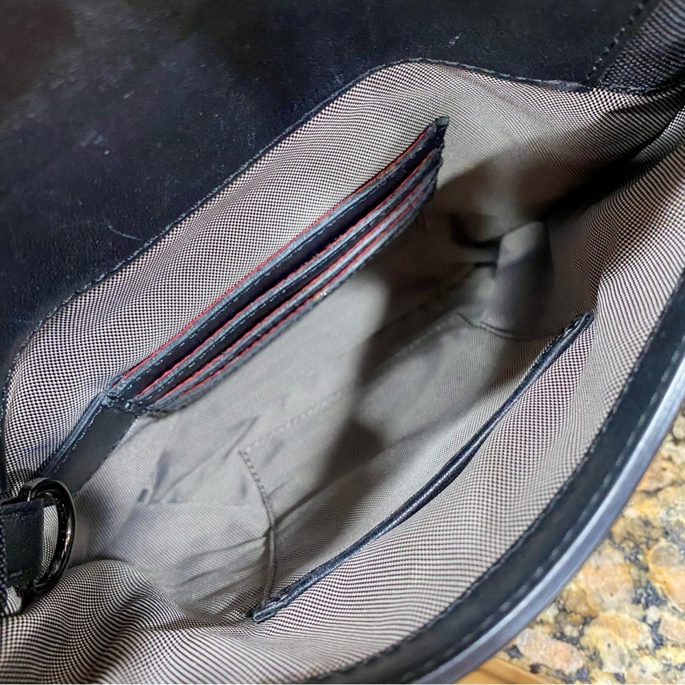 Tumi Black Leather Crossbody “ Map Bag” pre-loved , nice looking Tumi —Unisex - Picture 6 of 16